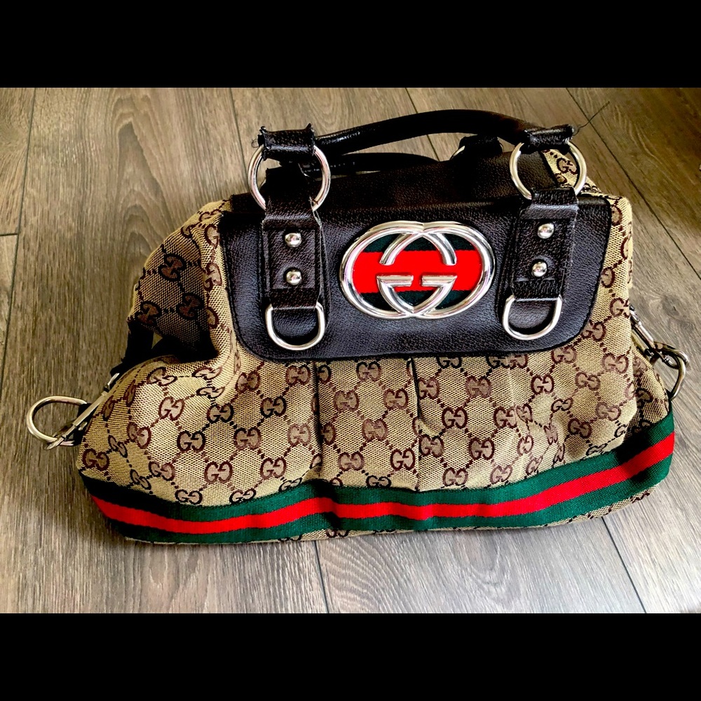 Cute bag and very good for travel. It had a zipper and many pockets.